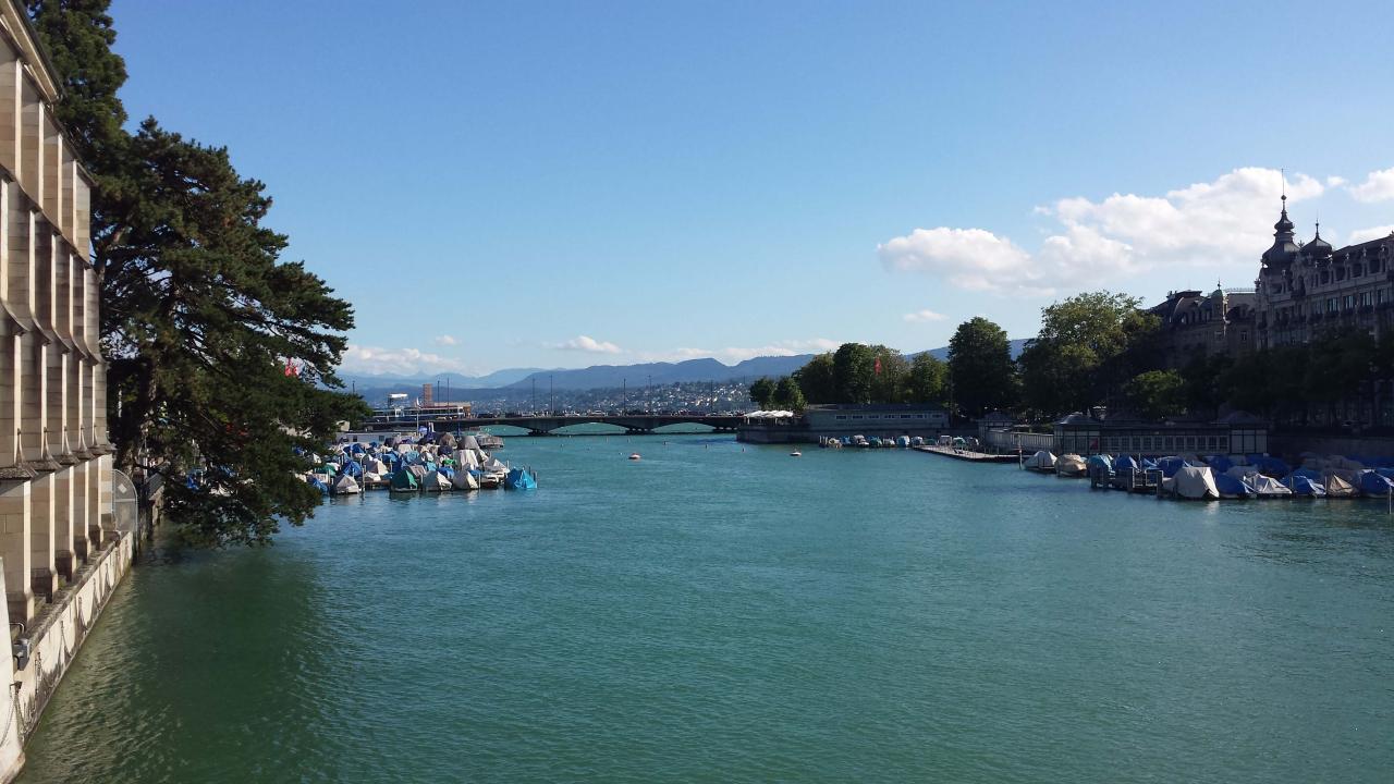 Río de suiza que pasa por zurich